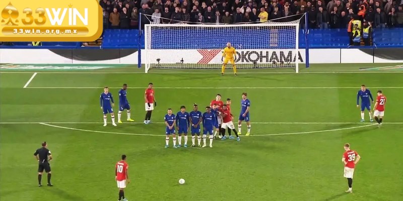 Đá phạt trực tiếp được thực hiện trong các tình huống khi đối phương vi phạm